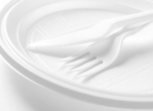 愛(ài)爾蘭再出重拳 全面禁止一次性塑料餐具與吸管，塑杯亦在列